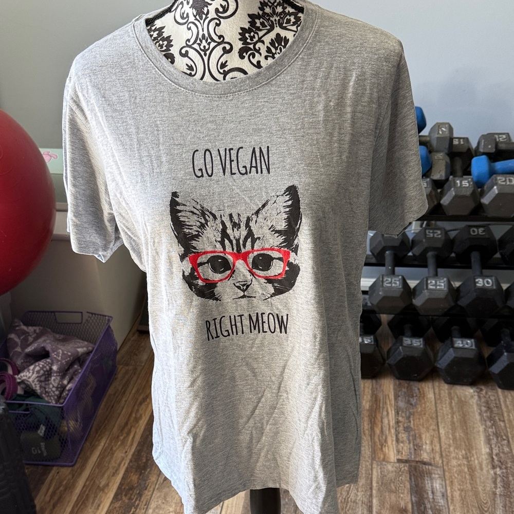 Gray short sleeved tee size XL